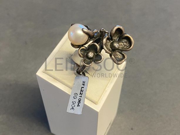 Anel em prata e outros materiais