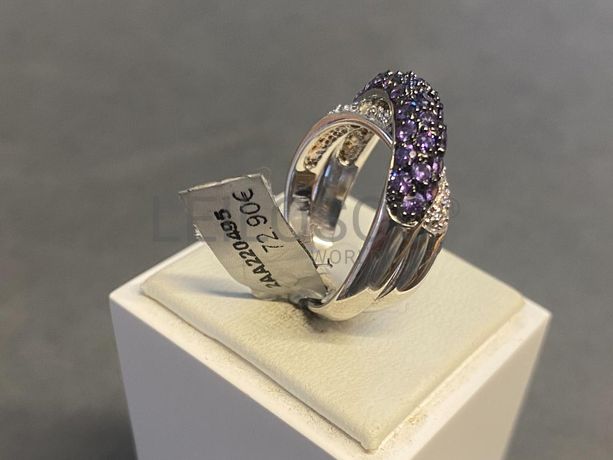 Anel em prata e outros materiais