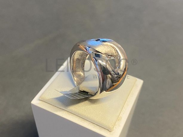 Anel em prata e outros materiais