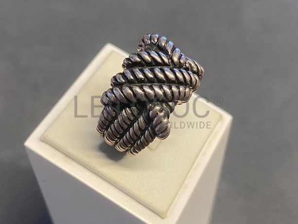 Anel em prata e outros materiais