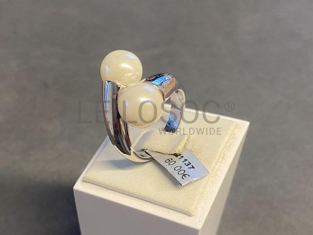 Anel em prata e outros materiais