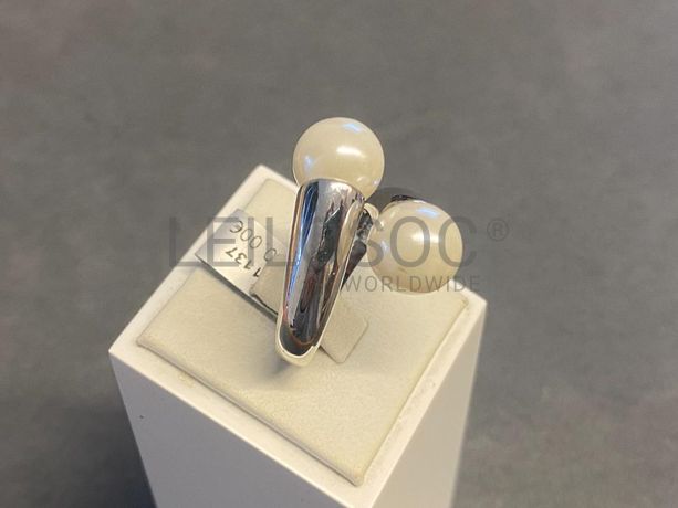 Anel em prata e outros materiais