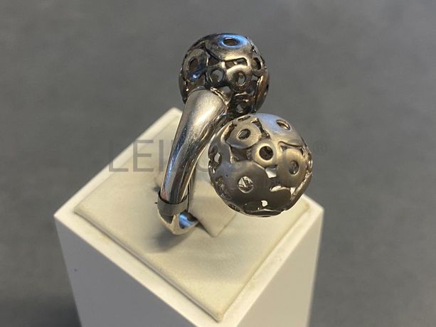 Anel em prata e outros materiais