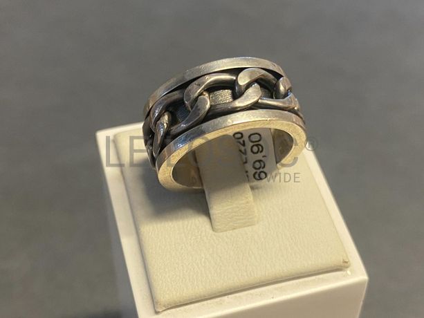 Anel em prata e outros materiais