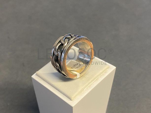 Anel em prata e outros materiais