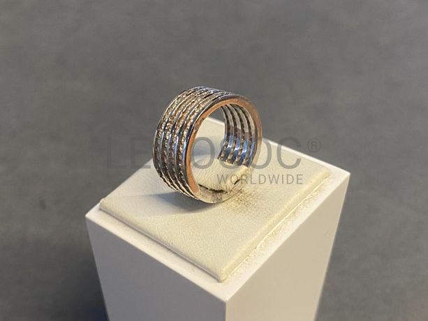 Anel em prata e outros materiais