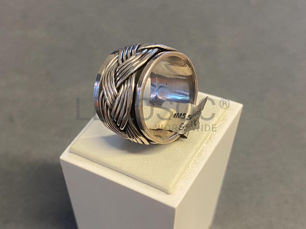 Anel em prata e outros materiais