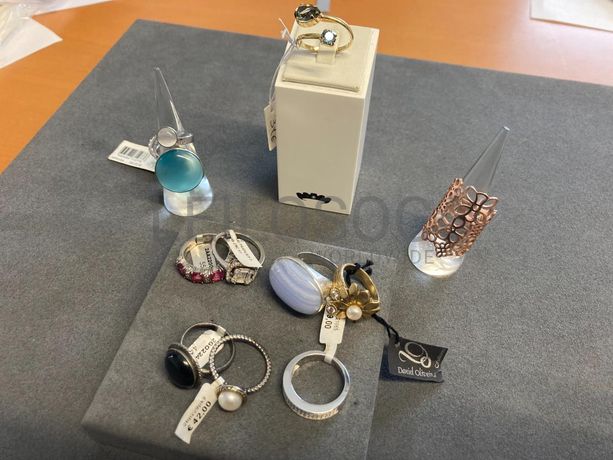 Anéis em prata e outros materiais