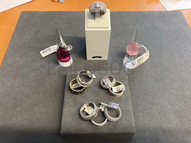 Anéis em prata e outros materiais