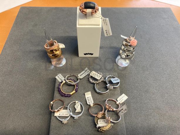 Anéis em prata e outros materiais