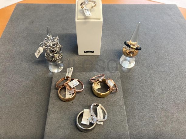 Anéis em prata e outros materiais