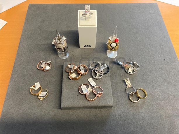 Anéis em prata e outros materiais
