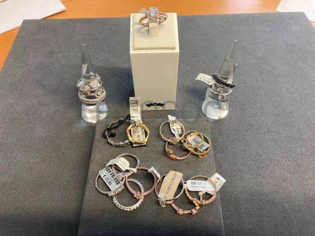 Anéis em prata e outros materiais