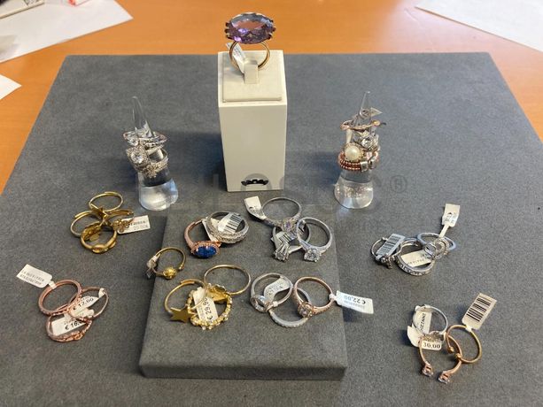 Anéis em prata e outros materiais