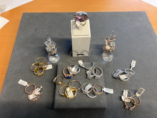 Anéis em prata e outros materiais