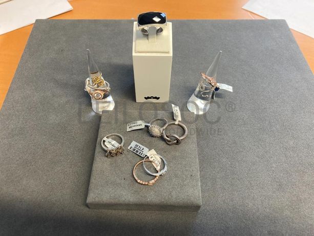 Anéis em prata e outros materiais