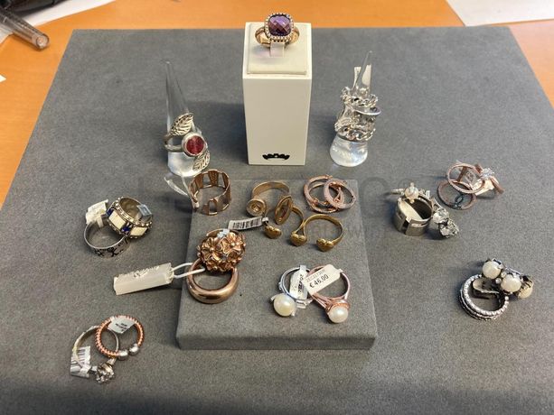 Anéis em prata e outros materiais
