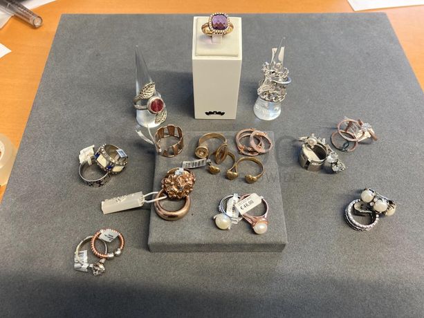 Anéis em prata e outros materiais
