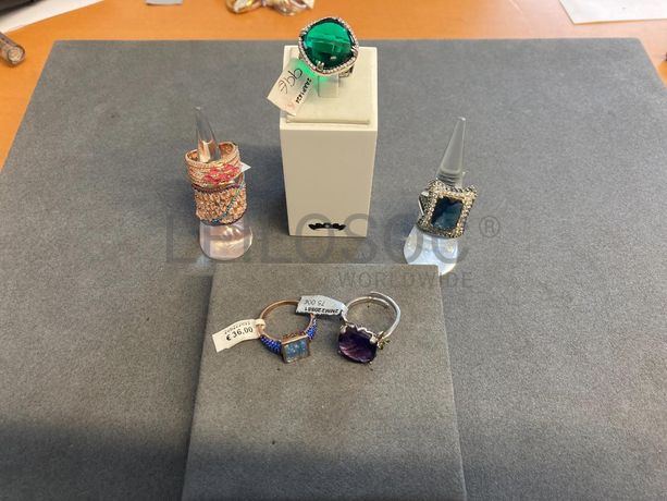 Anéis em prata e outros materiais