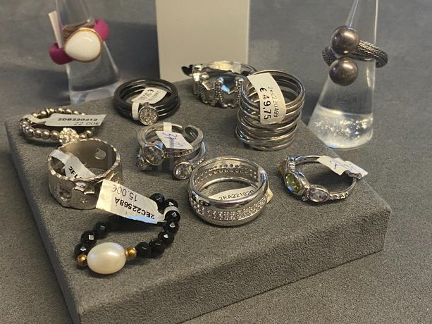 Anéis em prata e outros materiais