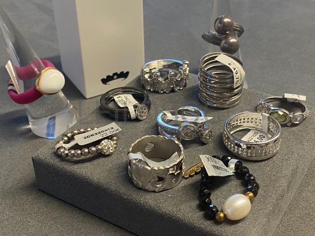 Anéis em prata e outros materiais