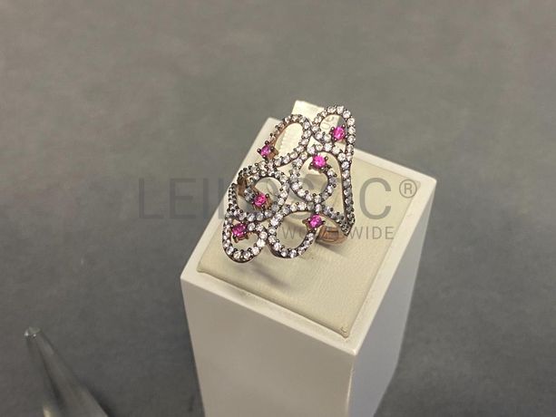 Anéis em prata e outros materiais