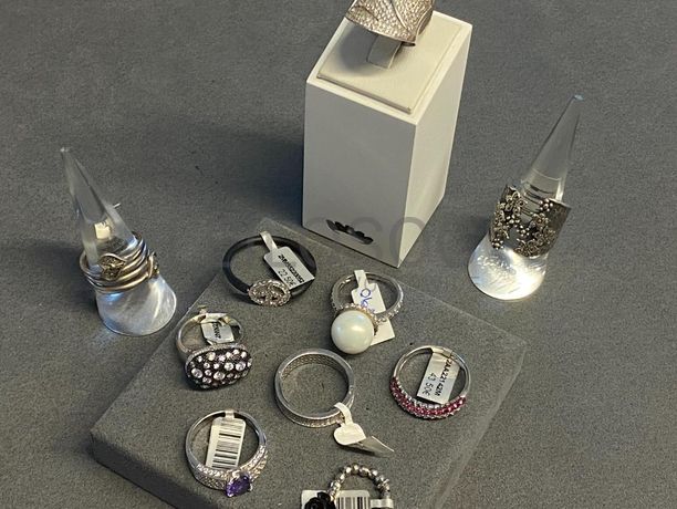 Anéis em prata e outros materiais