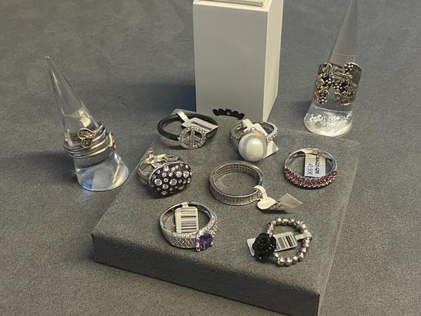 Anéis em prata e outros materiais