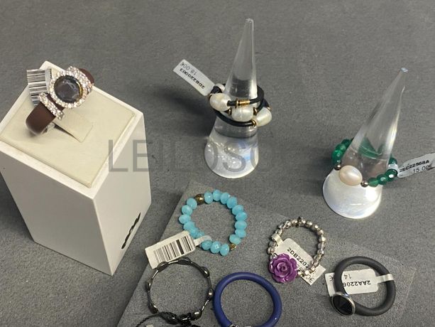 Anéis em prata e outros materiais