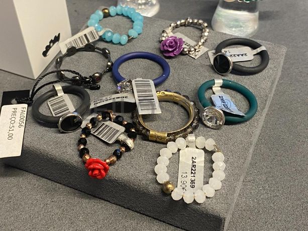 Anéis em prata e outros materiais