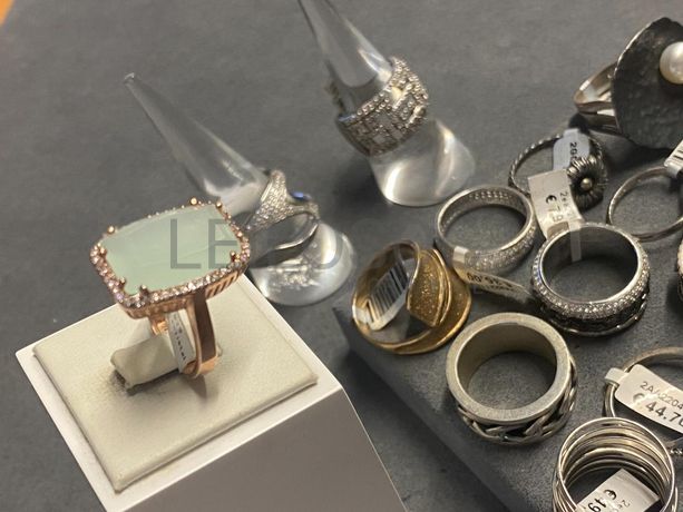 Anéis em prata e outros materiais