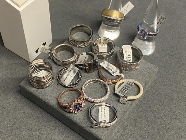 Anéis em prata e outros materiais