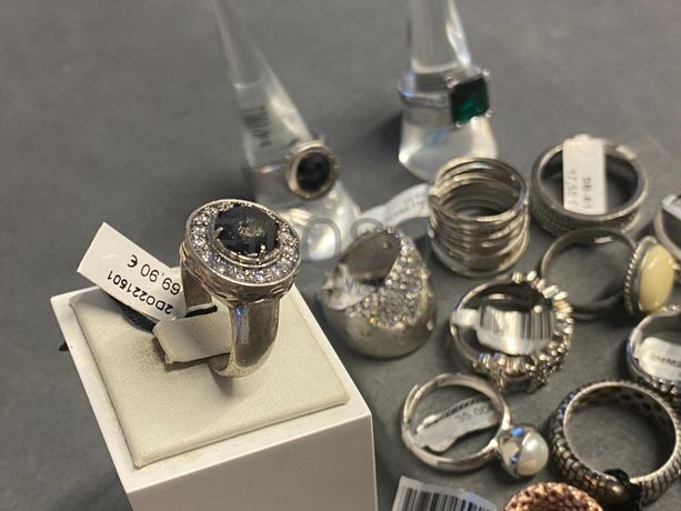 Anéis em prata e outros materiais