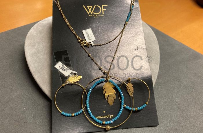 Brincos em prata e outros materiais + Colares