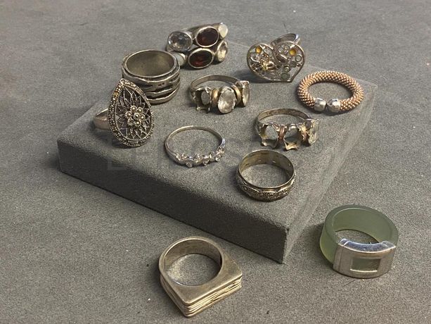 Anéis em prata e outros materiais