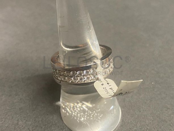 Anéis em prata e outros materiais