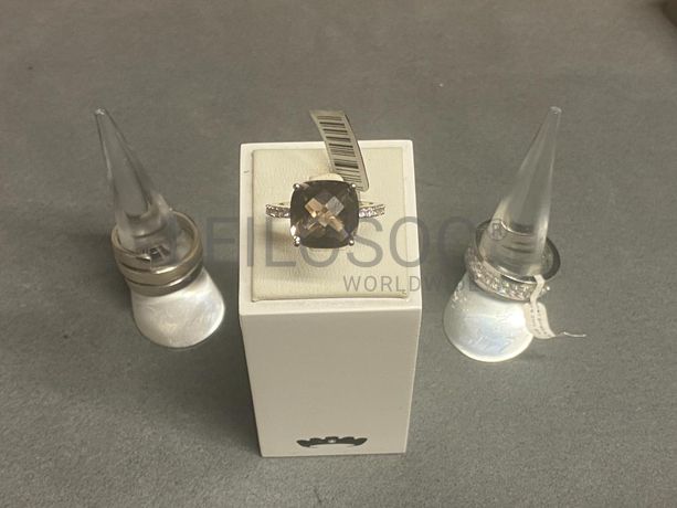 Anéis em prata e outros materiais