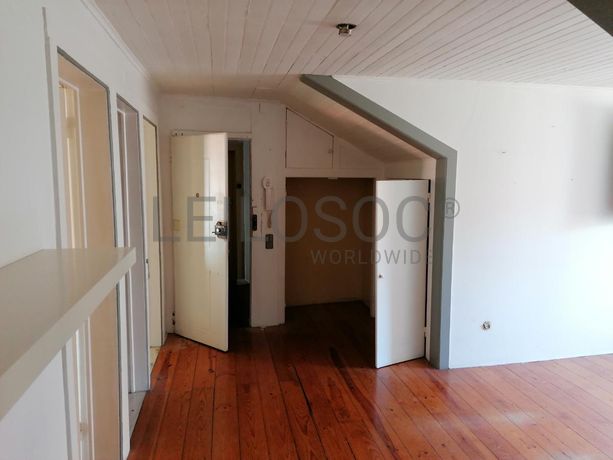 Edifício 3 Pisos c/ Logradouro · Estrela, Lisboa