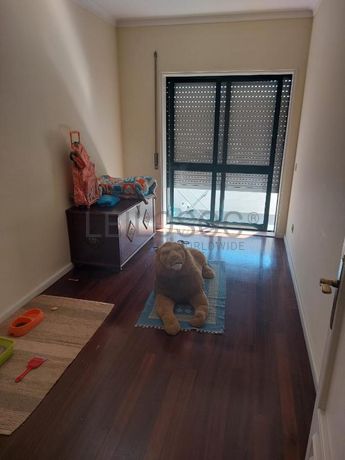 LEILÃO SUSPENSO · Apartamento T4  + Garagem · Vila das Aves