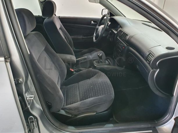 Volkswagen Passat 1.9 TDI · Ano 2001