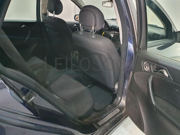 Mercedes-Benz C200 CDI · Ano 2004