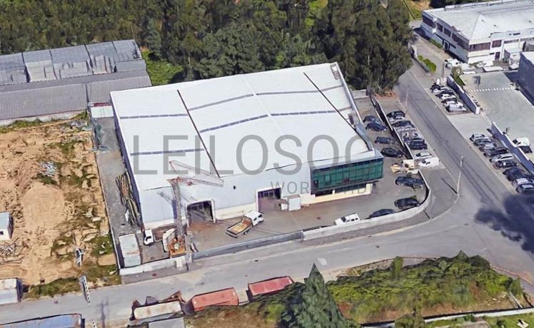 Armazém Industrial (3 Pisos) c/ logradouro· Santa Maria da Feira