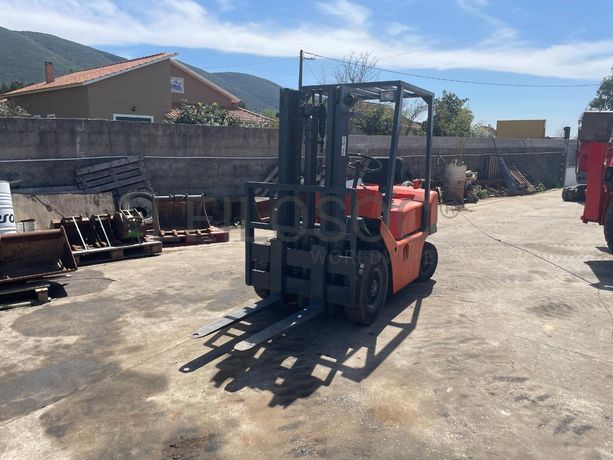 Empilhador TCM 2500Kg