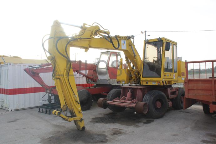 Escavadora de Pneus com sistema Rail-Route