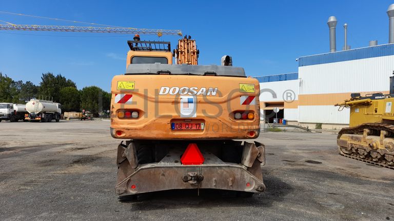 Escavadora de pneus Dossan DX190