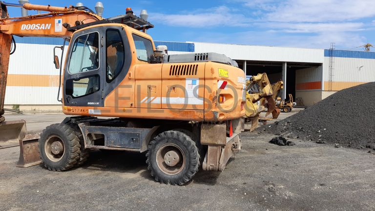 Escavadora de pneus Dossan DX190