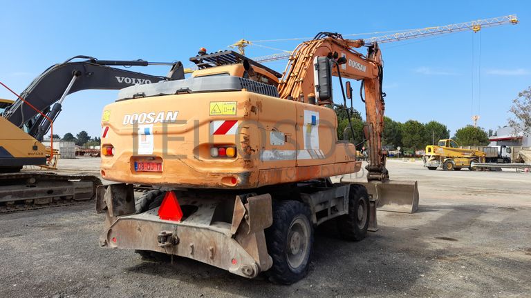 Escavadora de pneus Dossan DX190