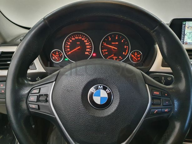 BMW 318D · Ano 2015