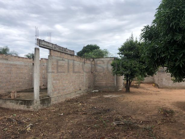 Casa T3 inacabada em terreno de 800m2