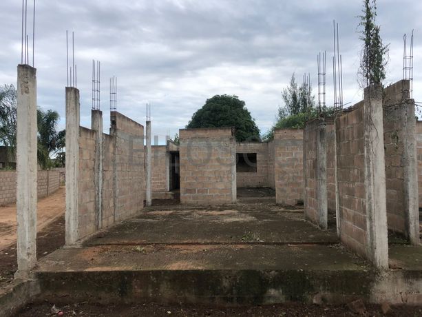 Casa T3 inacabada em terreno de 800m2
